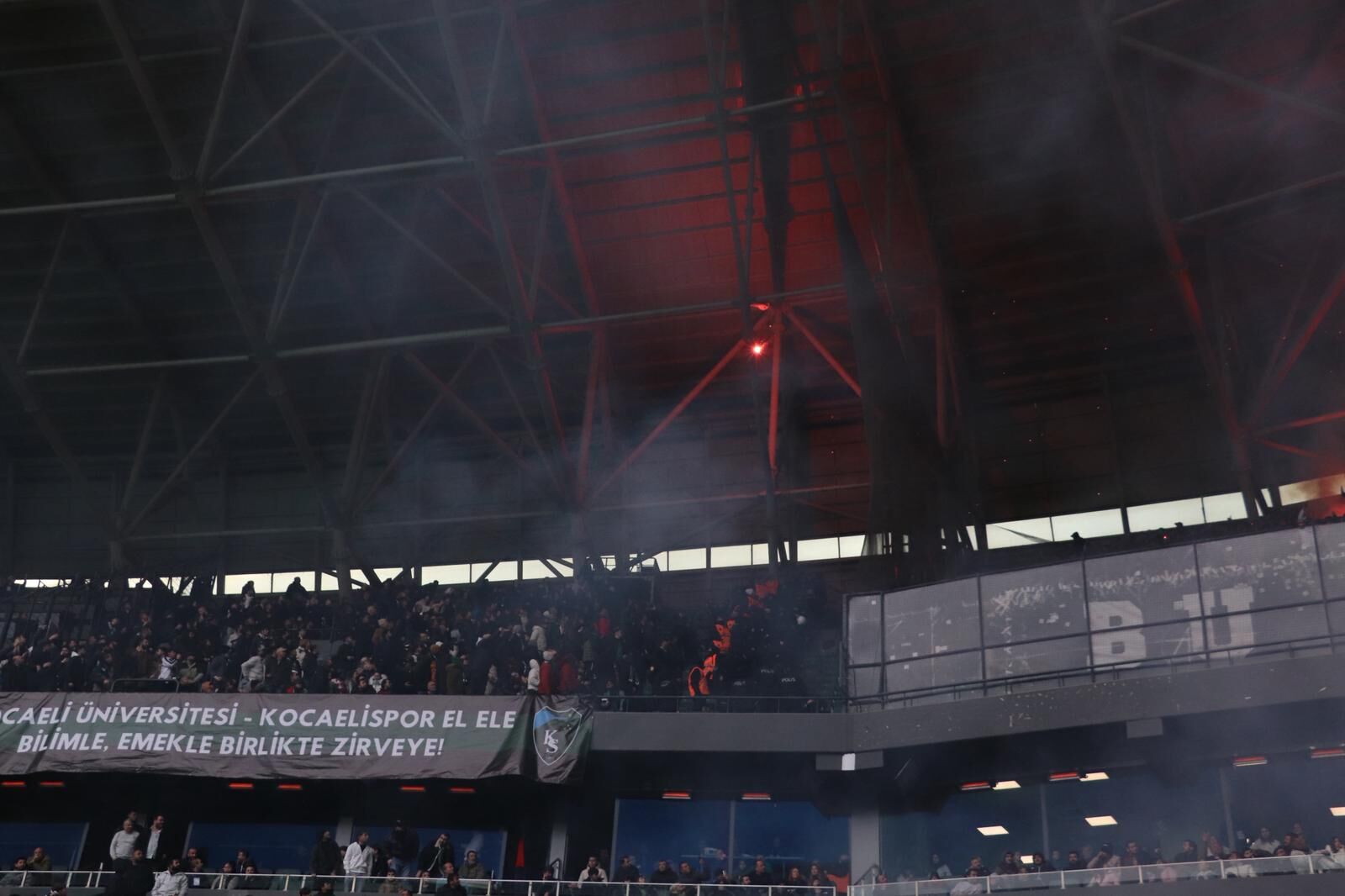 Kocaeli̇spor Maçinda Beşi̇ktaş Tri̇bünleri̇nden Meşaleli̇ Saldiri (5)