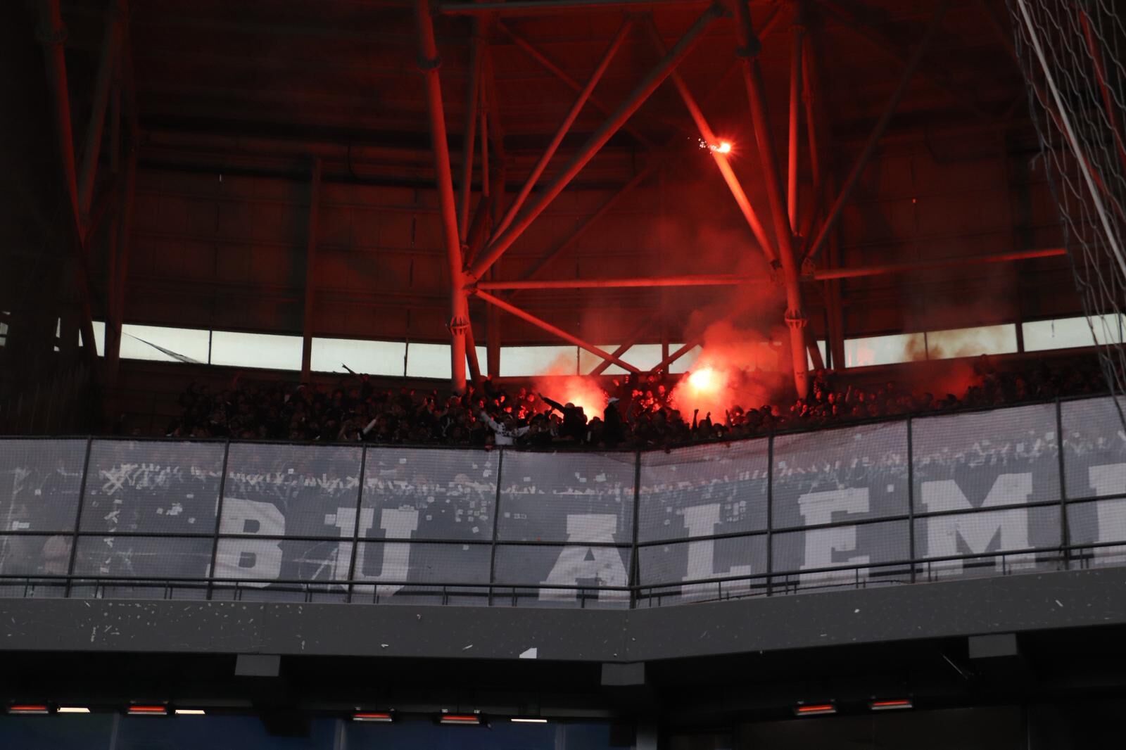 Kocaeli̇spor Maçinda Beşi̇ktaş Tri̇bünleri̇nden Meşaleli̇ Saldiri (6)