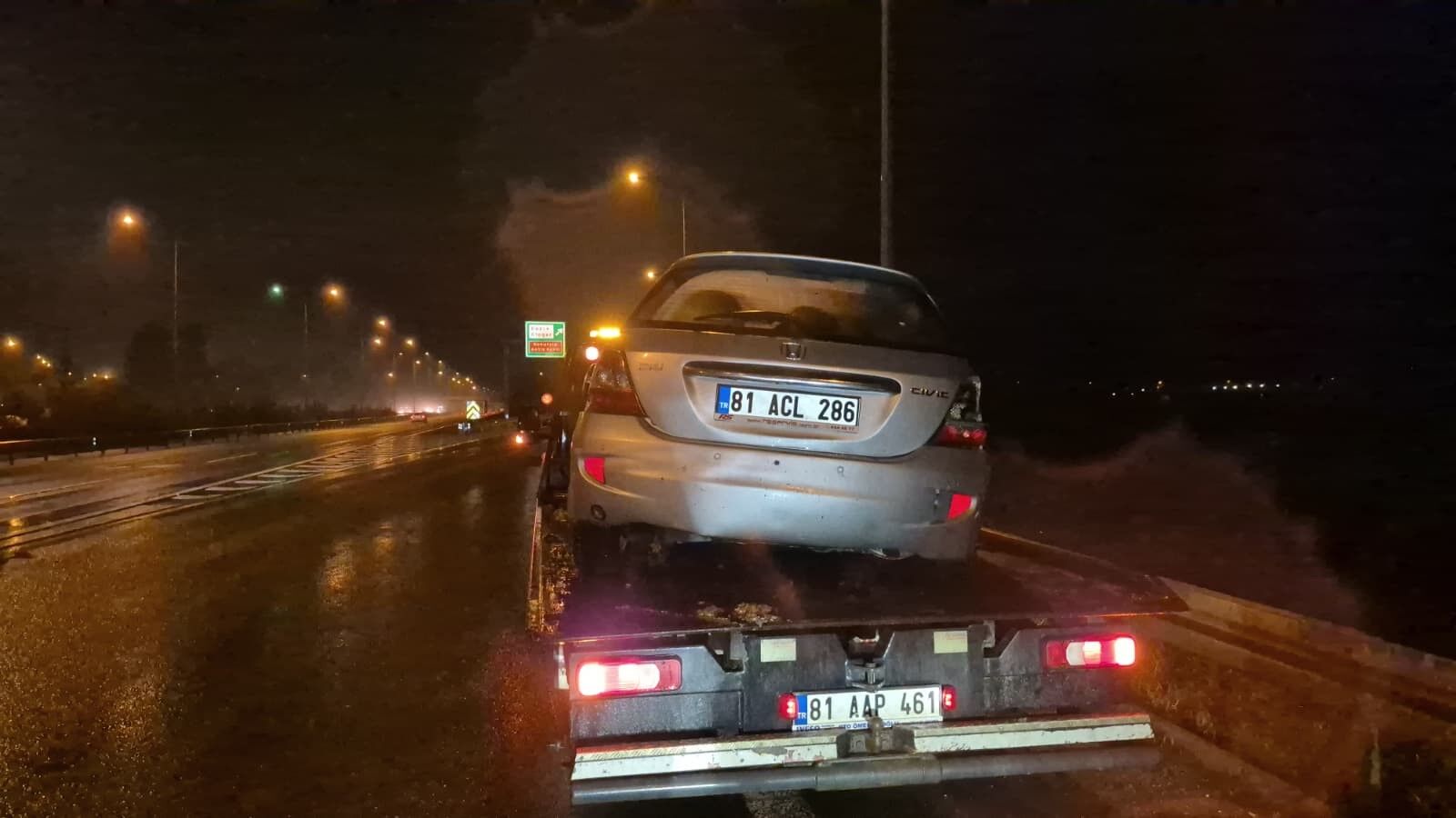 Kontrolden Çikan Otomobi̇l Bari̇yerlere Çarpti Sürücü Ağir Yarali (1)
