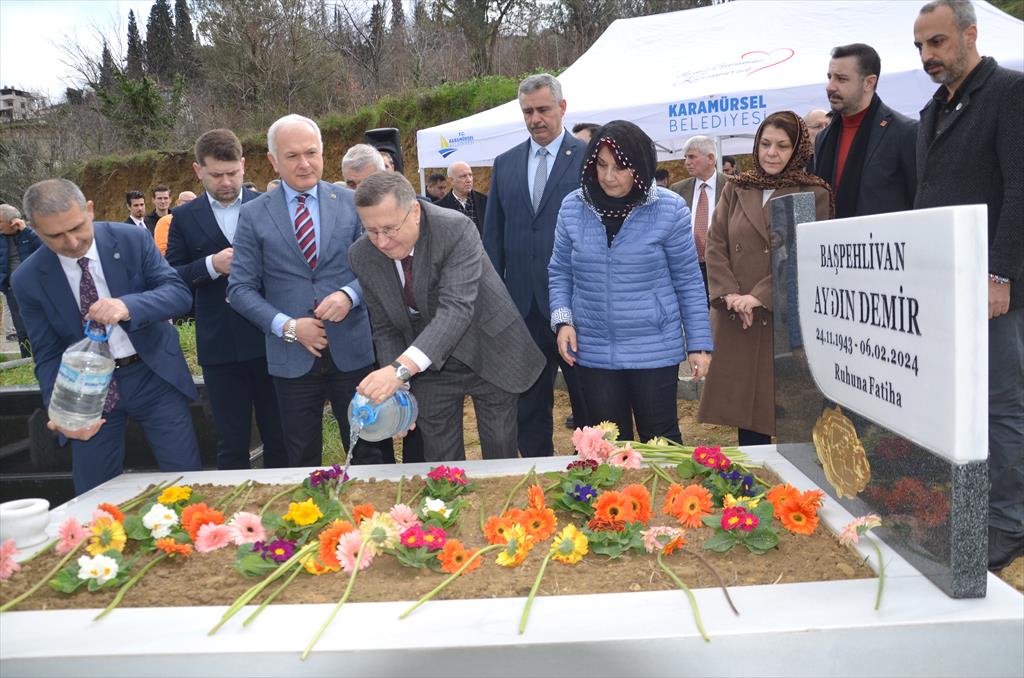 Mezari Başinda Anildi (1)