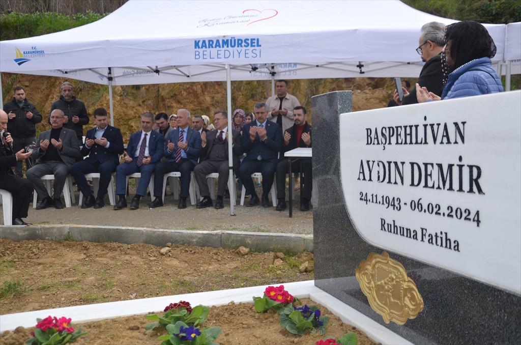 Mezari Başinda Anildi (2)