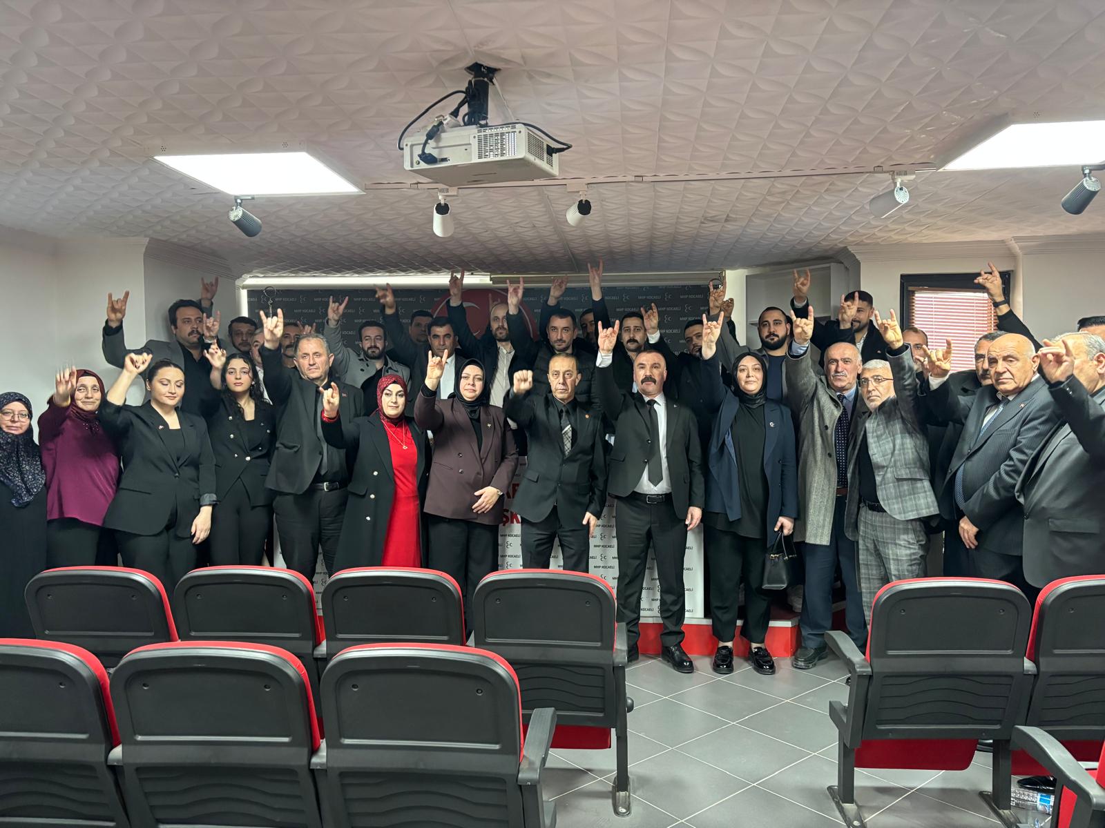 Mhp Di̇lovasi’ndan Kami̇l Akin’a Hayirli Olsun Zi̇yareti̇ 3