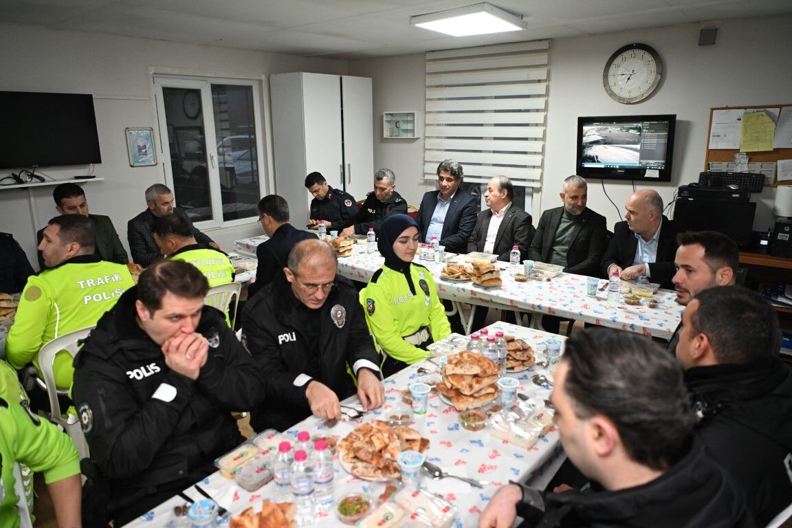 Mustafa Kocaman Kendi̇ Elleri̇yle Güllaç Yapti, Poli̇slere İkram Etti̇! 2