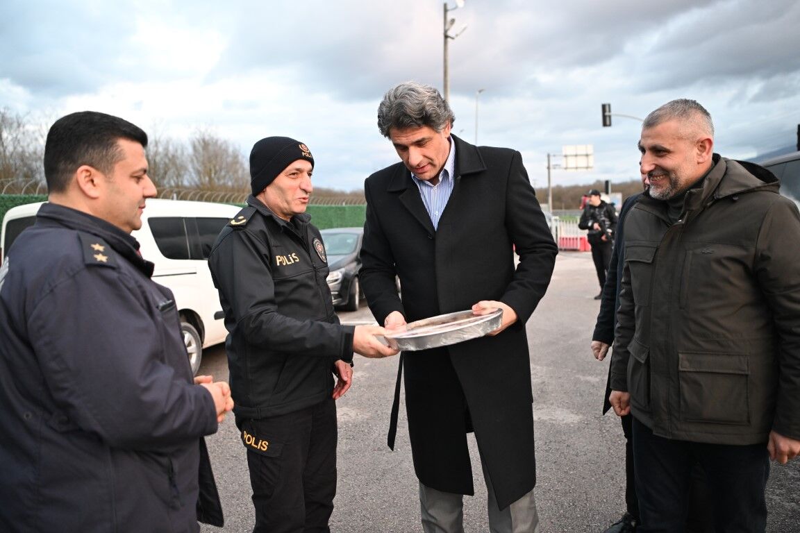Mustafa Kocaman Kendi̇ Elleri̇yle Güllaç Yapti, Poli̇slere İkram Etti̇! 3