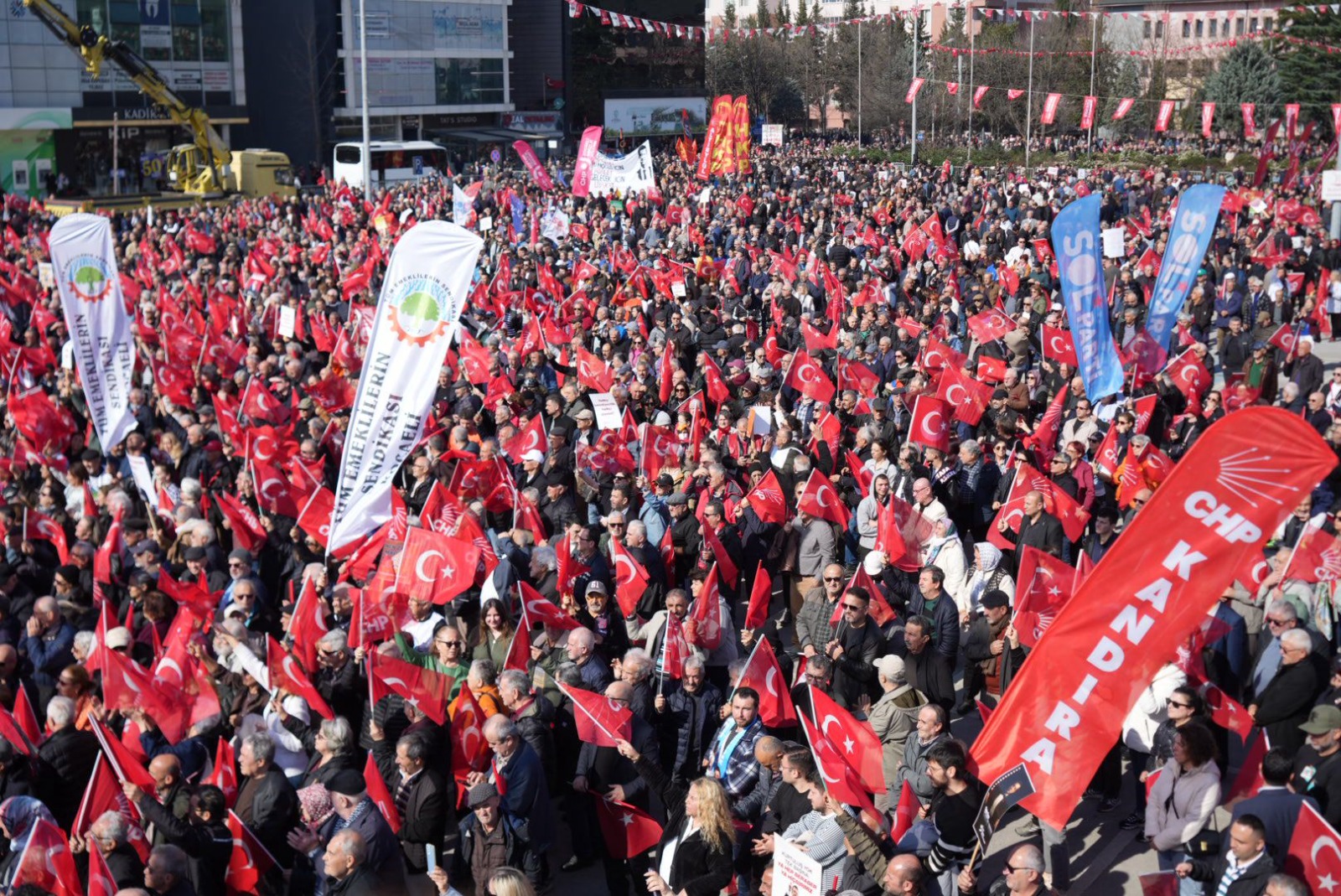 Özgür Özel’den Mi̇ti̇ngde Espri̇li̇ Uyari “Tarkan Di̇nleme, Beni̇ Di̇nle”-1