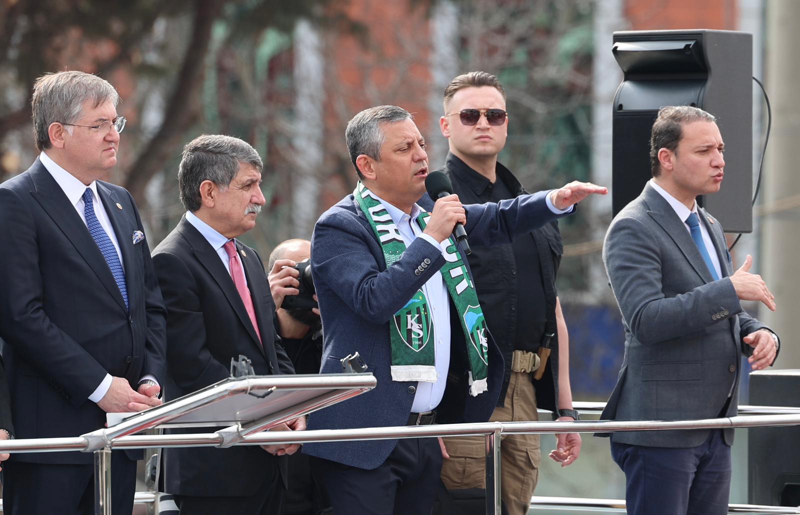 Özgür Özel’den Mi̇ti̇ngde Espri̇li̇ Uyari “Tarkan Di̇nleme, Beni̇ Di̇nle” (2)