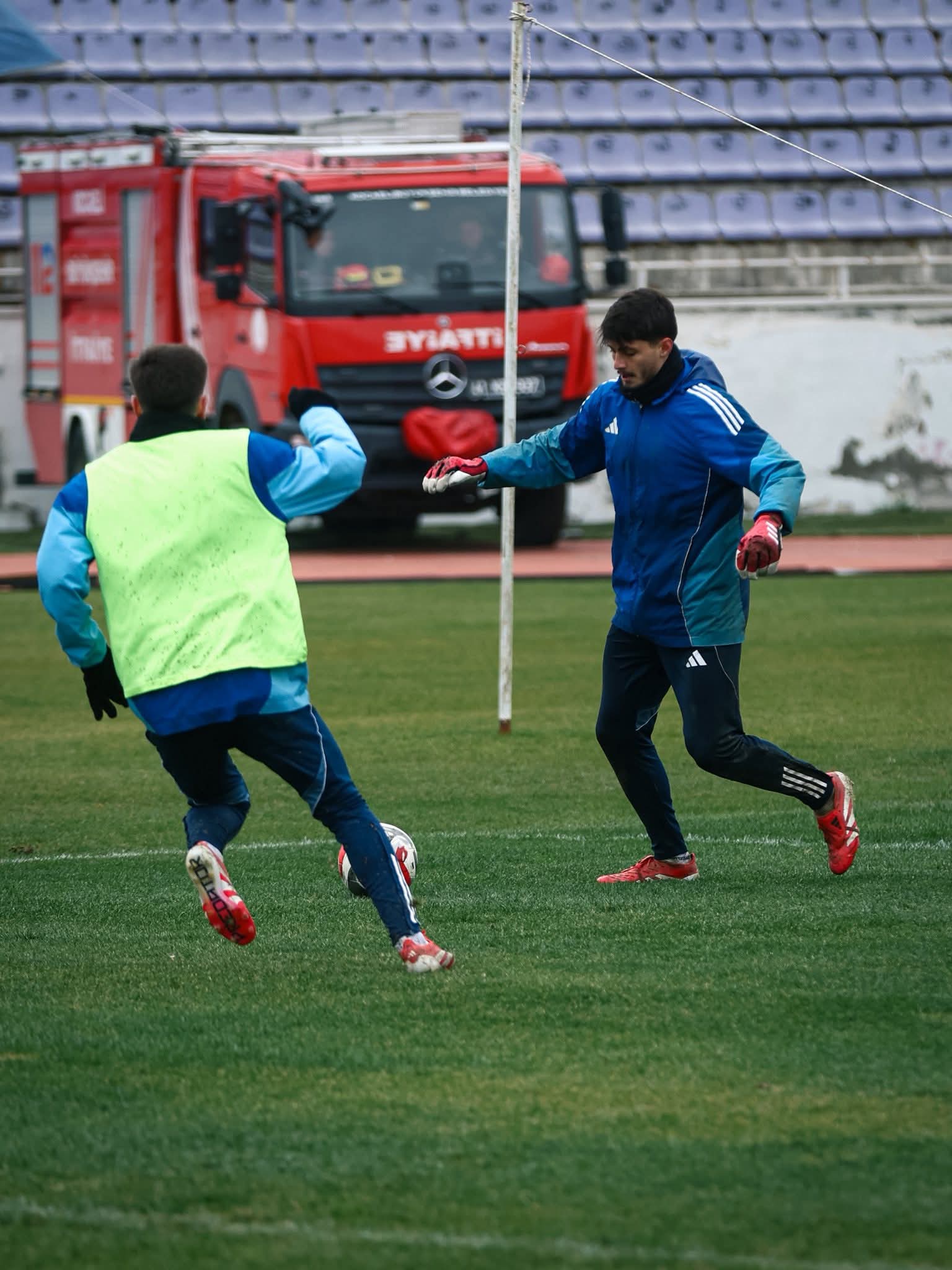 Rakip Sahaya Çıkmadı! (4)