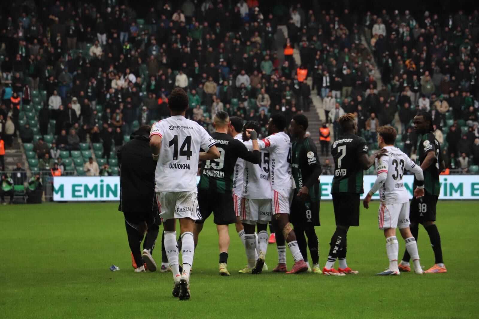 Rıdvan Yılmaz’ın Tribünlere Yaptığı “Sus” Işareti Sonrası Statta Tansiyon Yükseldi, Saha Karıştı (2)