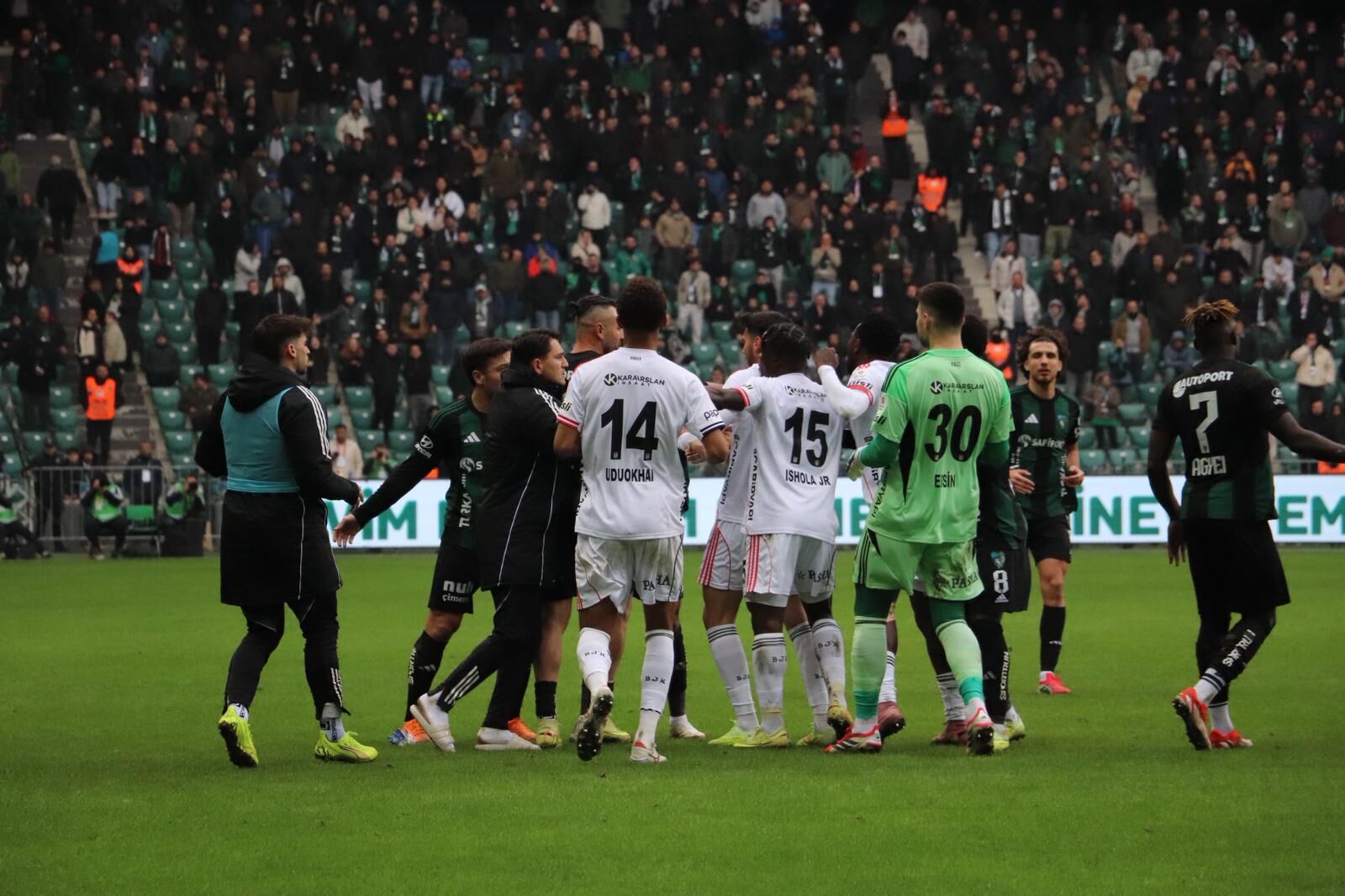 Rıdvan Yılmaz’ın Tribünlere Yaptığı “Sus” Işareti Sonrası Statta Tansiyon Yükseldi, Saha Karıştı (3)