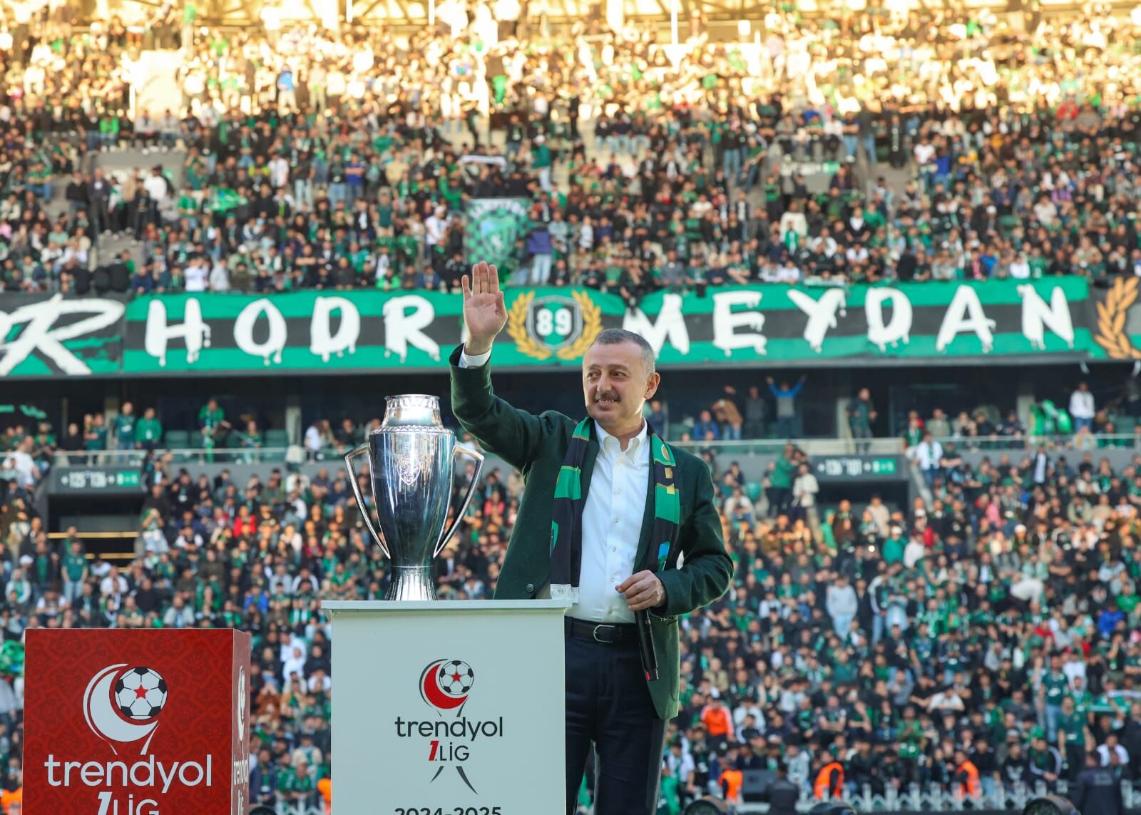 Taraftar İstedi̇, Başkan Büyükakin Devreye Gi̇rdi̇ Mi̇ni̇k Taraftarlar Seremoni̇de (1)-1