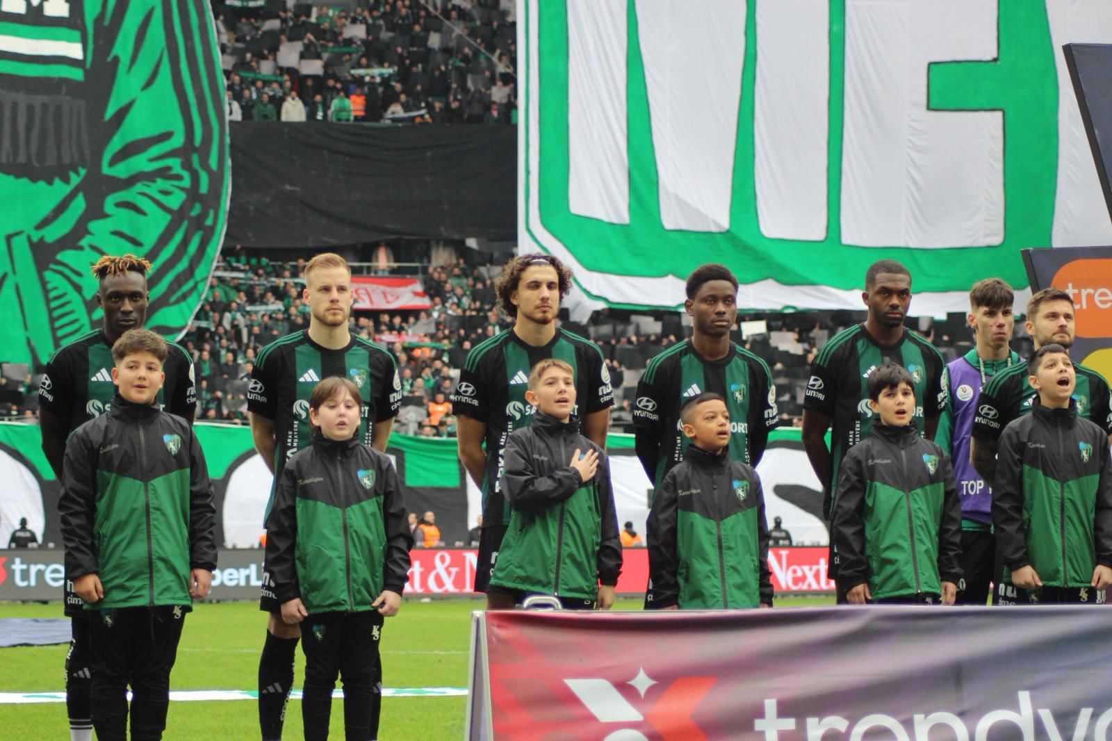 Taraftar İstedi̇, Başkan Büyükakin Devreye Gi̇rdi̇ Mi̇ni̇k Taraftarlar Seremoni̇de (3)