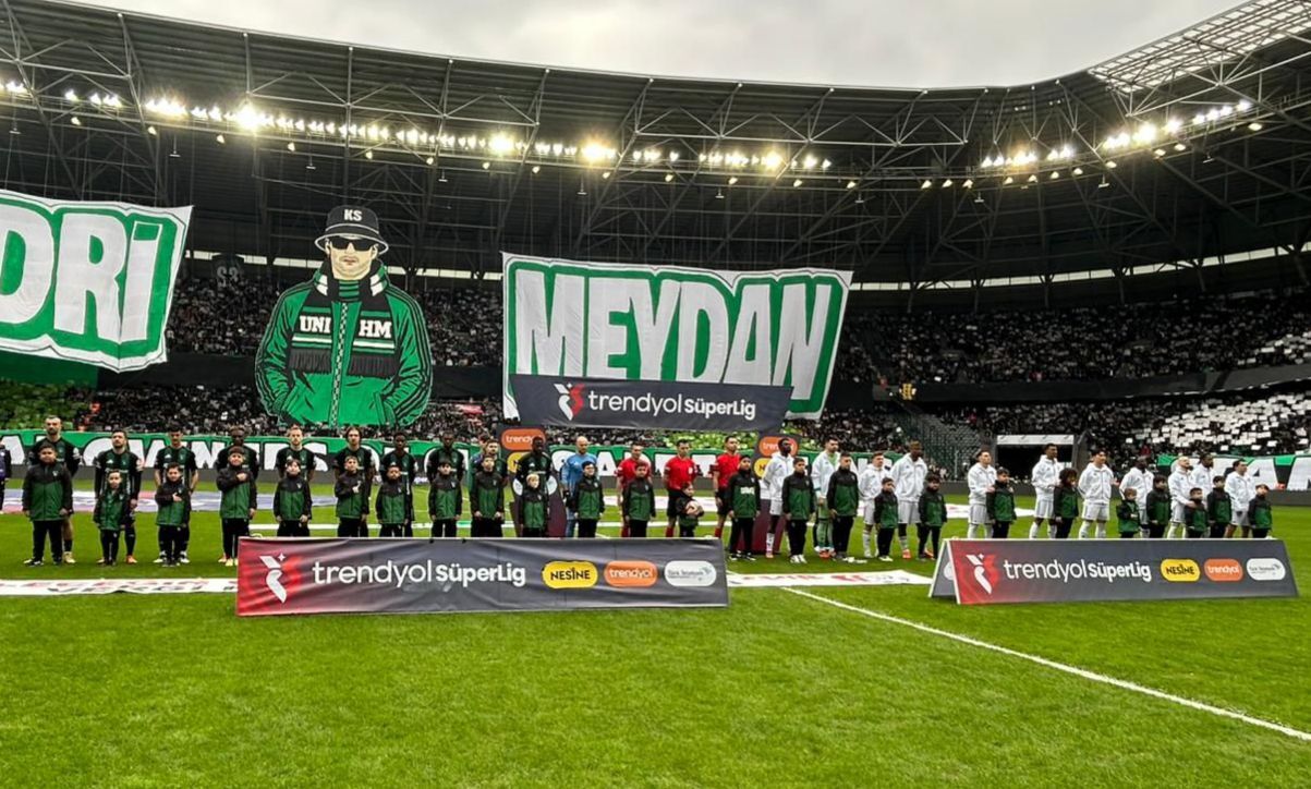 Taraftar İstedi̇, Başkan Büyükakin Devreye Gi̇rdi̇ Mi̇ni̇k Taraftarlar Seremoni̇de (4)