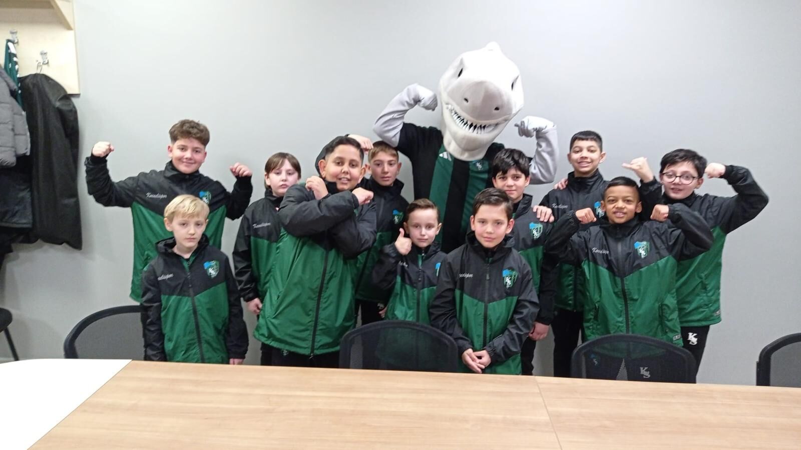 Taraftar İstedi̇, Başkan Büyükakin Devreye Gi̇rdi̇ Mi̇ni̇k Taraftarlar Seremoni̇de (5)