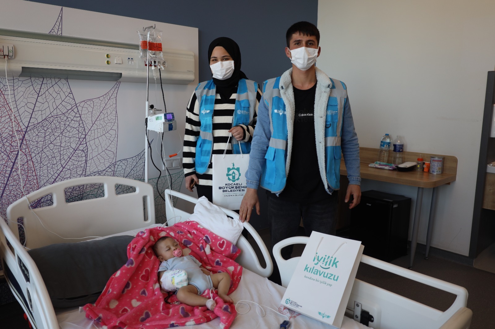 Tedavi̇ Gören Çocuklara Ramazan Zi̇yareti̇ (2)