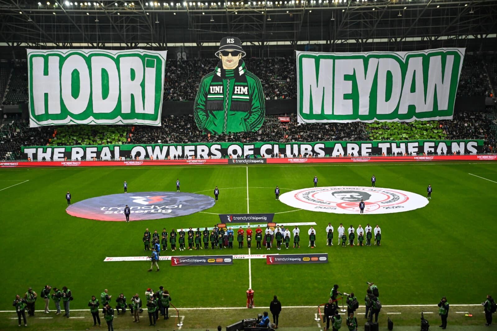 Vali̇ İlhami̇ Aktaş Kocaeli̇spor–Beşi̇ktaş Maçini Tri̇bünden Taki̇p Etti̇-1