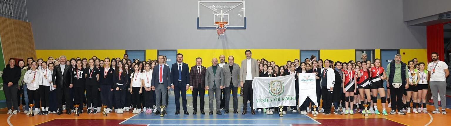 1 Turnuvada Dereceye Gi̇ren Bütün Takimlar Protokol İle Bi̇rli̇kte