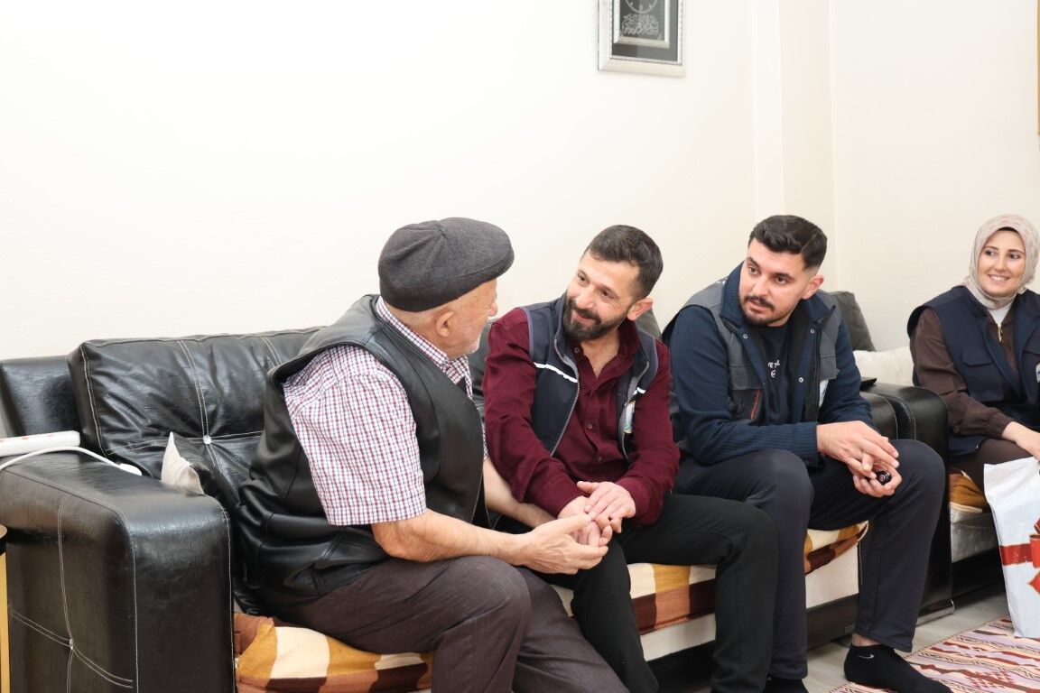 10023 Kartepe’de Alo Evlat Sağlık Kulübü Yaşlıların Kapısını Çaldı (1)