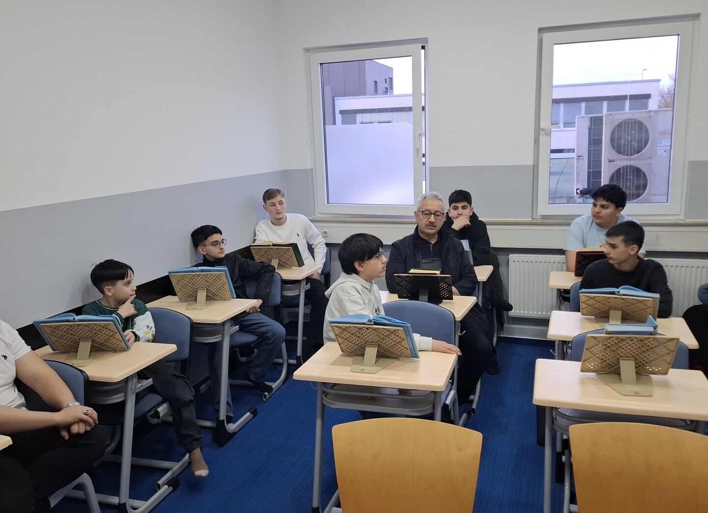 657912904 18461915086098463 7208514210651608835 N