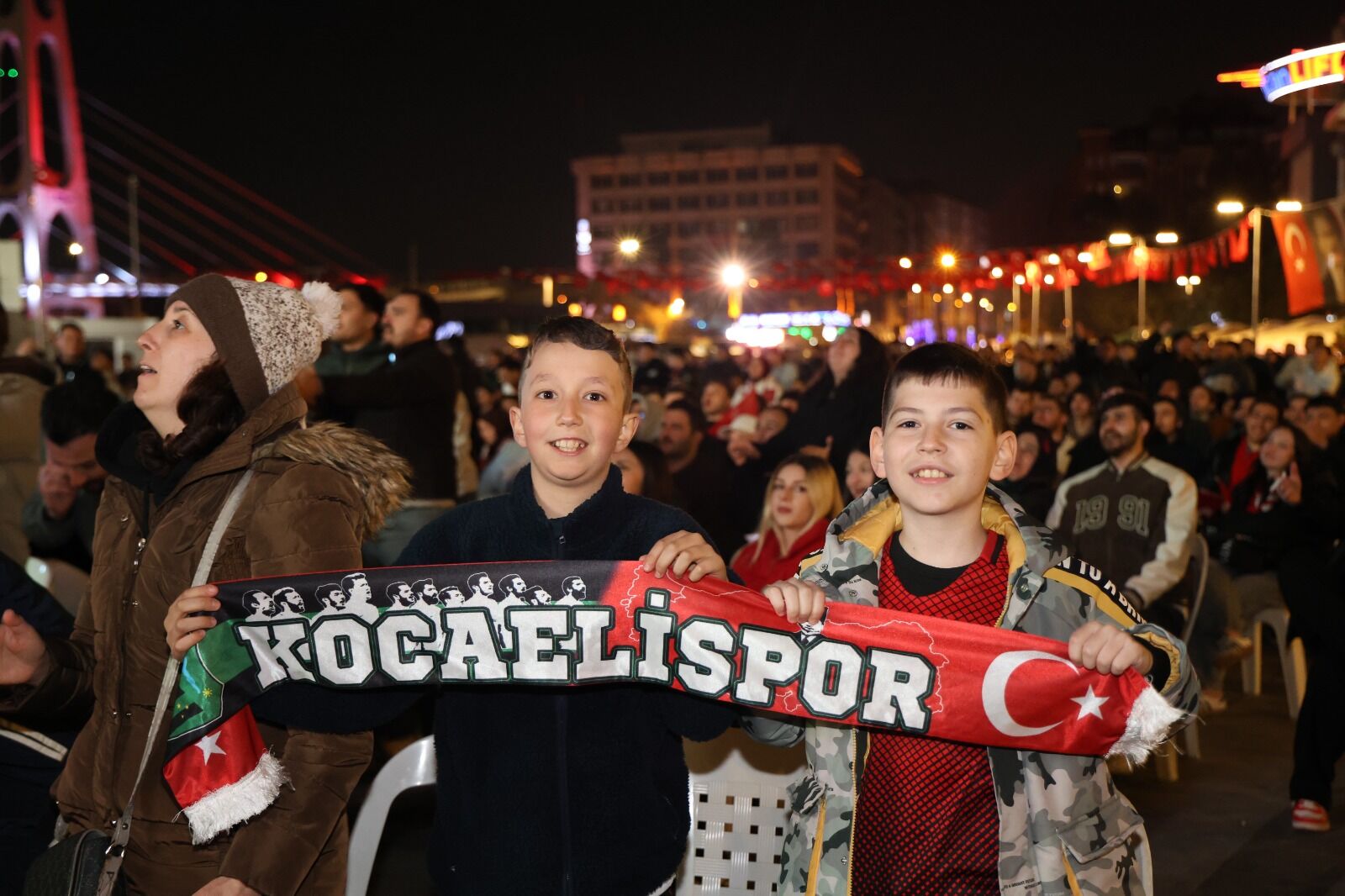 A Milli Futbol Takımımız, 2026 Fifa Dünya Kupası Avrupa Elemeleri Play Off Yarı Finalinde Romanya’yı 1 Mağlup Ederek Finale Yükseldi. Kocaeli’de Kurulan Dev Ekranda Vatandaşlar Tarihi Anlara Birlikte Tanıklık Etti-1