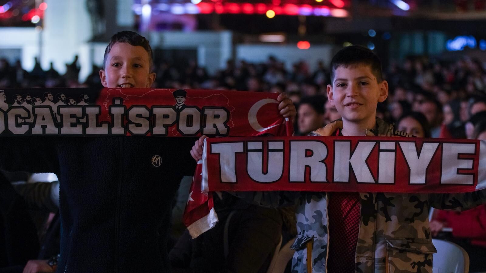 A Milli Futbol Takımımız, 2026 Fifa Dünya Kupası Avrupa Elemeleri Play Off Yarı Finalinde Romanya’yı 1 Mağlup Ederek Finale Yükseldi. Kocaeli’de Kurulan Dev Ekranda Vatandaşlar Tarihi Anlara Birlikte Tanıklık Etti (6)