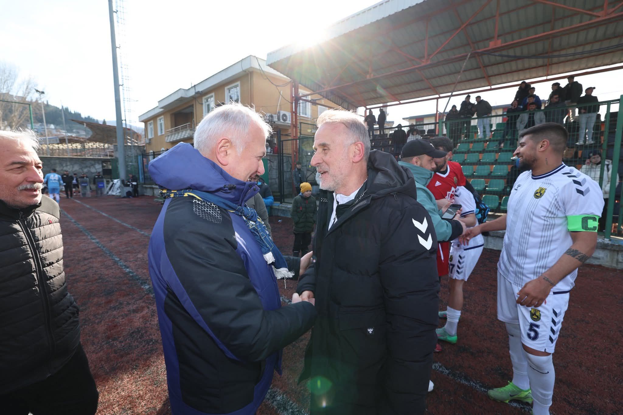 Ahmet Çalik Omuzlara Alindi! Karamürsel’de Zafer Günü Başkan Çalik’i Futbolcular Sirtladi (2)