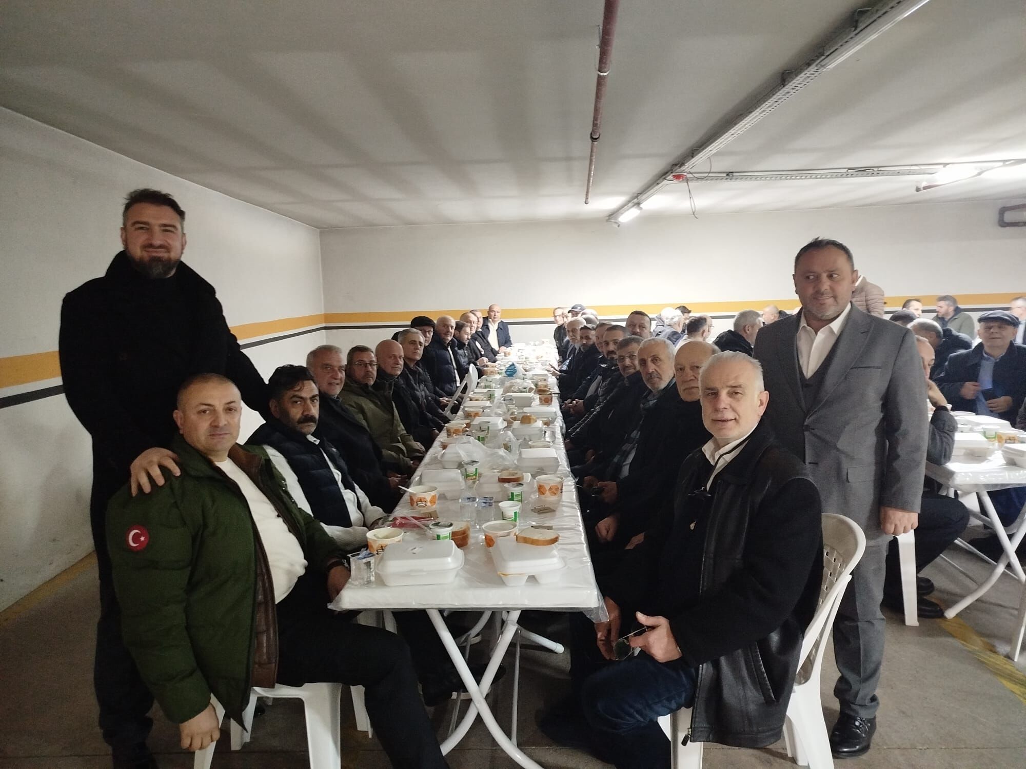 Alemdar Caddesi̇’nde Gönül Sofrasi İş İnsani Hüseyi̇n Keleş’ten İftar Buluşmasi (12)