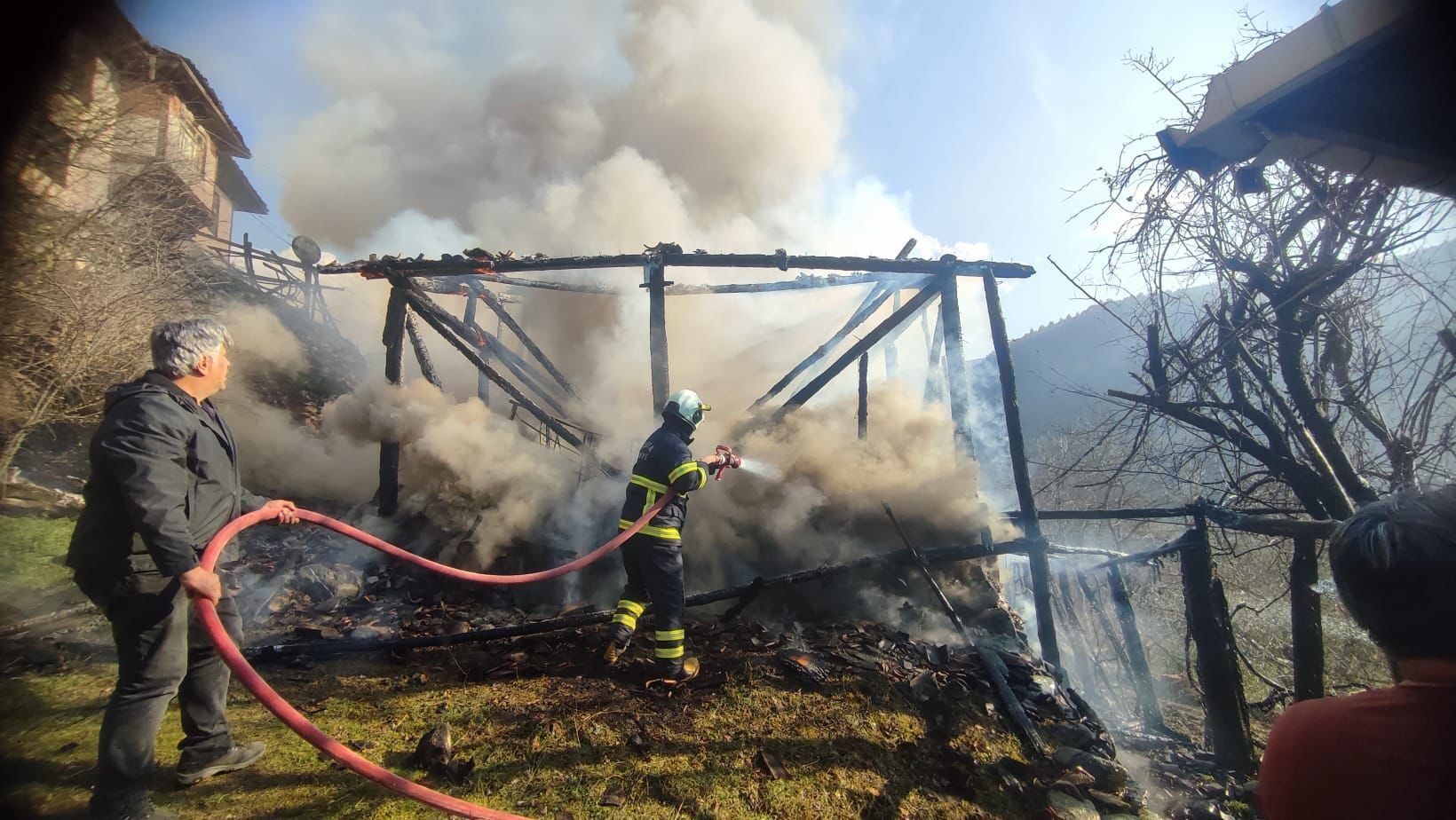 Alevler Samanliği Yuttu Geri̇ye Kül Kaldi (1)