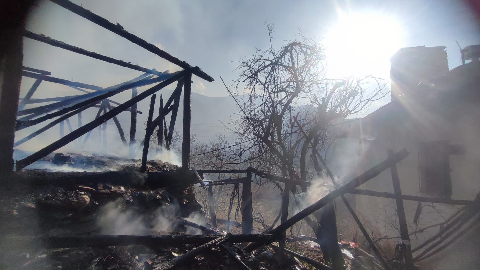 Alevler Samanliği Yuttu Geri̇ye Kül Kaldi (2)