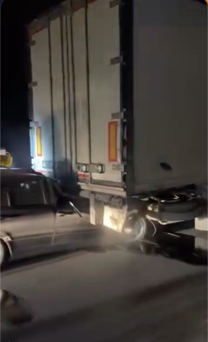 Anadolu Otoyolu'nda Kaza! Otomobi̇l Tira Çarpti 02