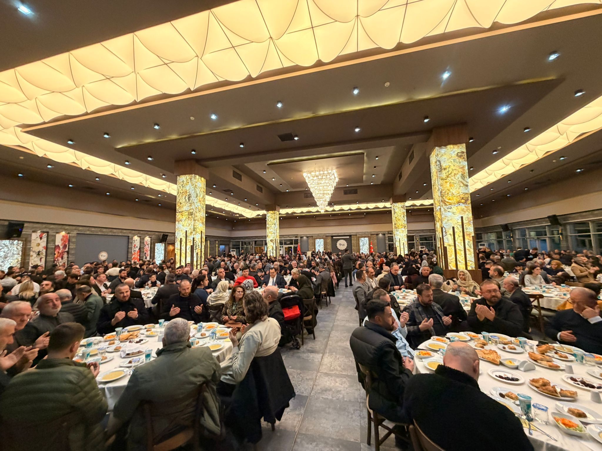 Babasi Burhanetti̇n Arslan İçi̇n İftar Programi (2)