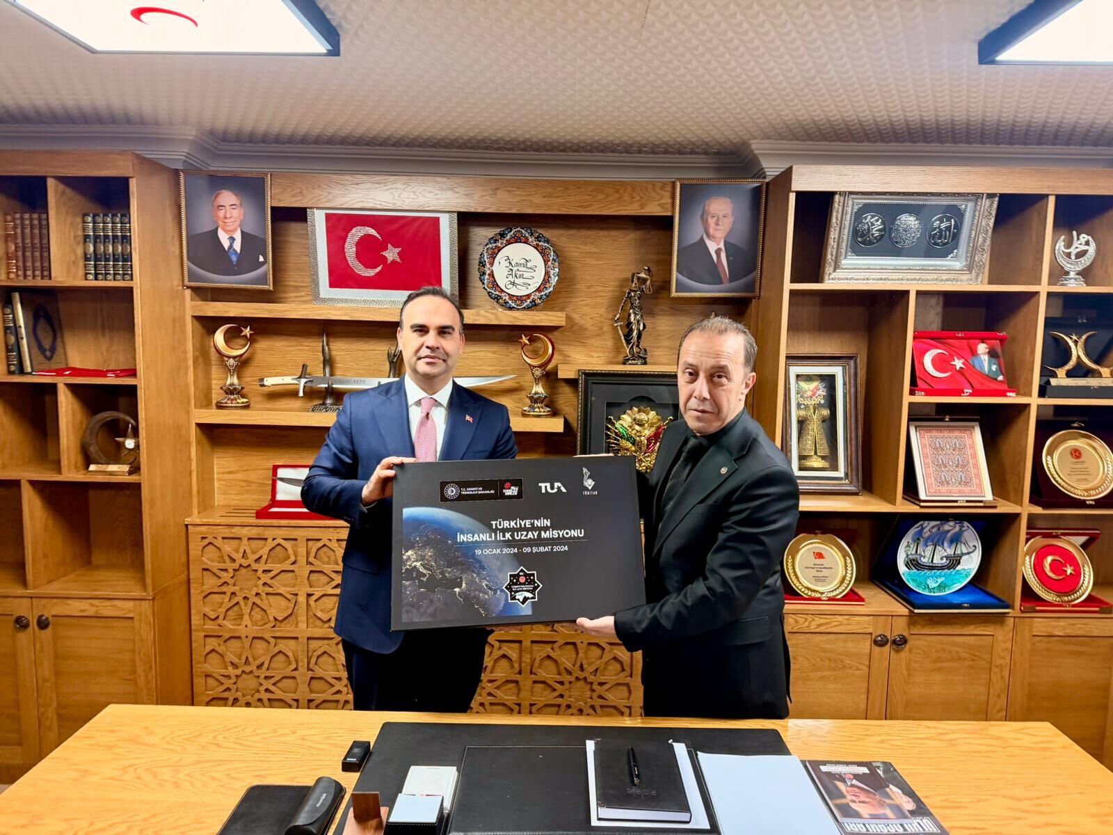 Bakan Kacir’dan Kocaeli̇’de Yoğun Mesai̇ Mhp İl Başkanliği’na Zi̇yaret (3)