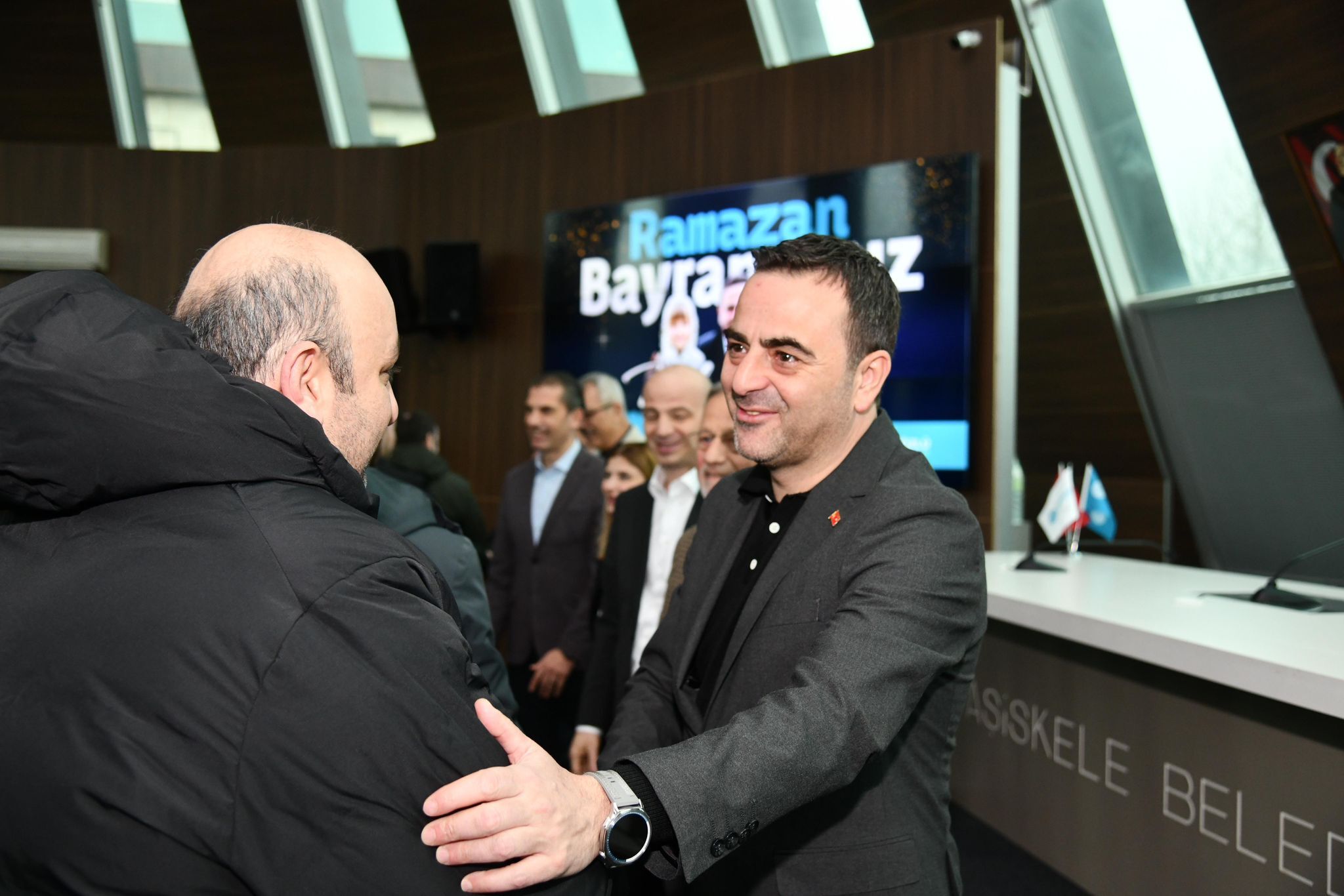 Başkan Özlü Huzur İçi̇nde Bayrama Ulaşiyoruz (1)