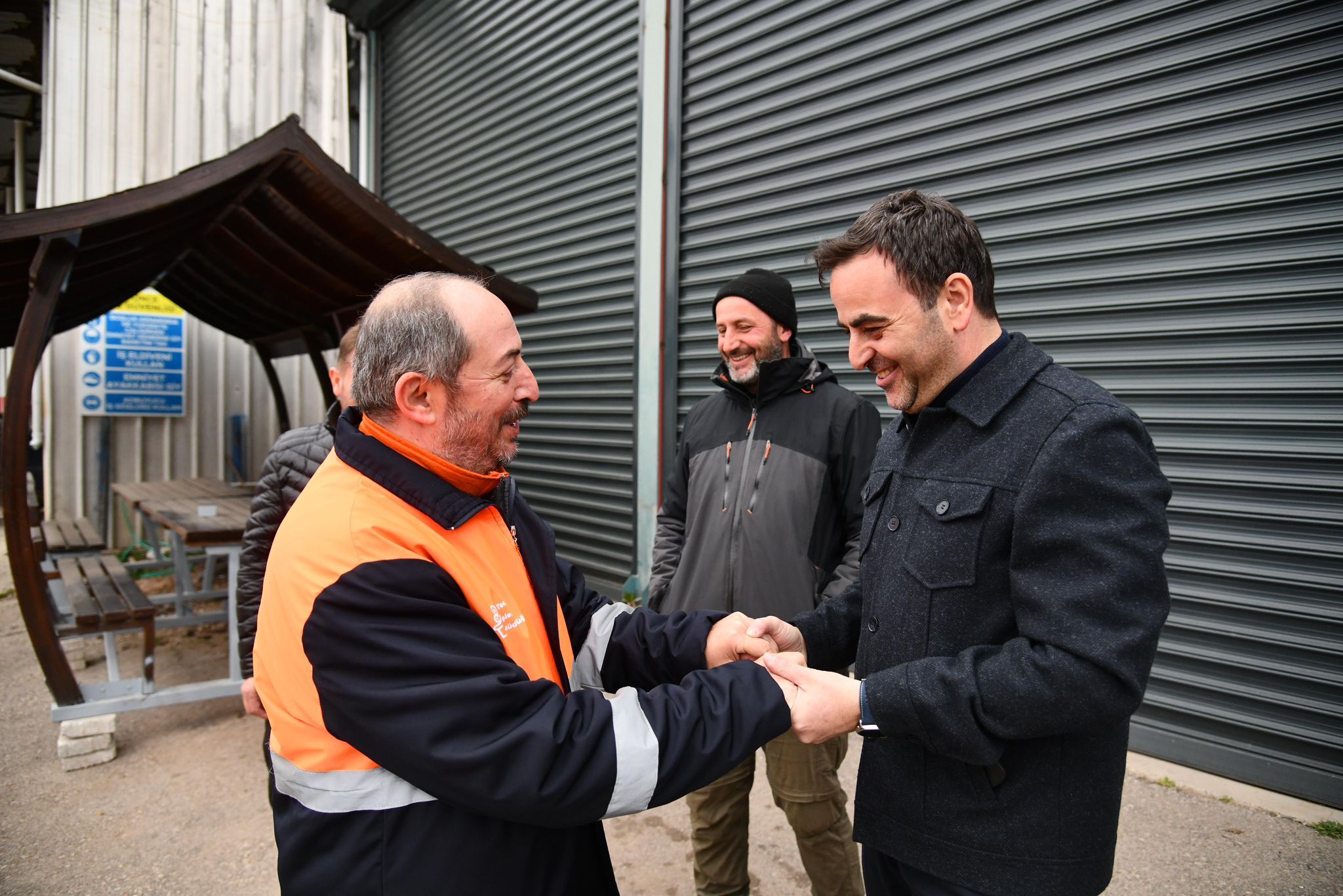 Başkan Özlü Huzur İçi̇nde Bayrama Ulaşiyoruz (2)