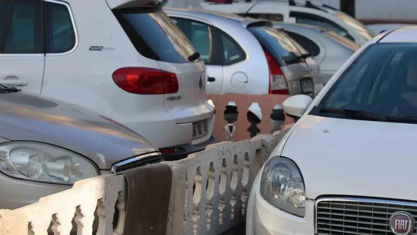 Bilgisayar Ekranında Sahte Web Sitesi Ve Araç Kiralama Görseli, Yanında Uyarı Simgesi (169 Yatay Kare)1