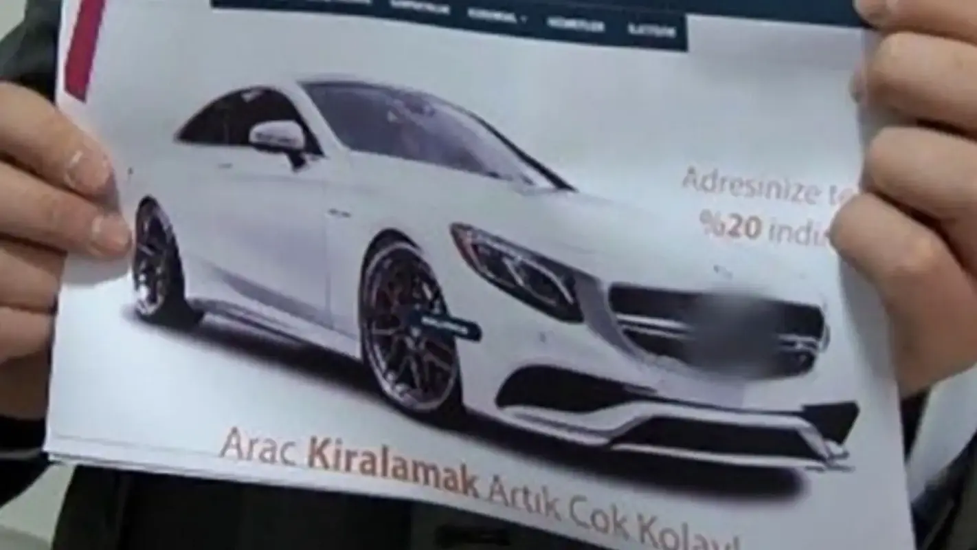 Bilgisayar Ekranında Sahte Web Sitesi Ve Araç Kiralama Görseli, Yanında Uyarı Simgesi (169 Yatay Kare)2