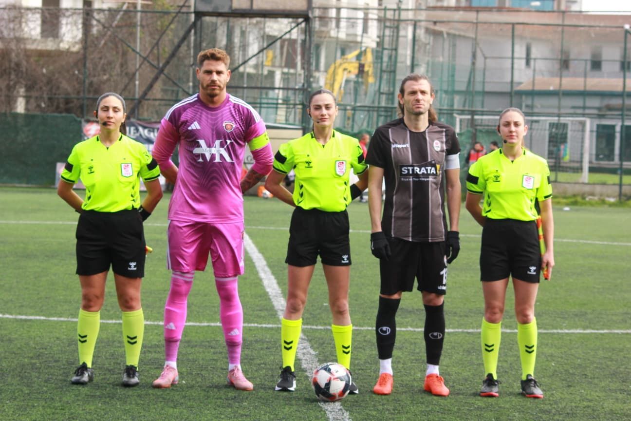 Bölgesel Amatör Lig'de (Bal) Şampiyonluk Mücadelesi Veren Lider Gölcükspor, Ligin Alt Sıralarında Yer Alan Rakibi Gülsuyuspor Karşısında Ummadığı Bir Kayıp Yaşadı. Maça Hızlı Başlayan Ve Erken Bulduğu Golle Öne Geç (3)