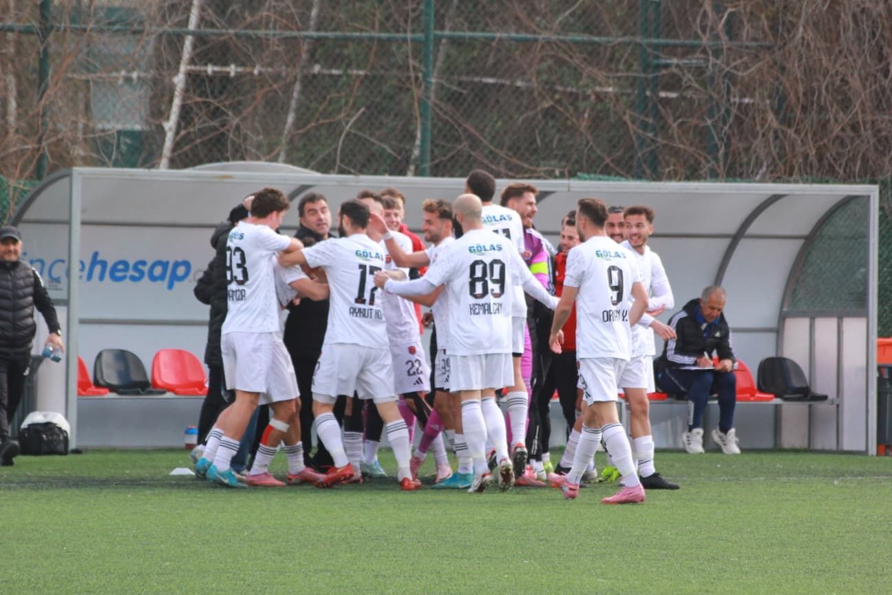 Bölgesel Amatör Lig'de (Bal) Şampiyonluk Mücadelesi Veren Lider Gölcükspor, Ligin Alt Sıralarında Yer Alan Rakibi Gülsuyuspor Karşısında Ummadığı Bir Kayıp Yaşadı. Maça Hızlı Başlayan Ve Erken Bulduğu Golle Öne Geç (4)
