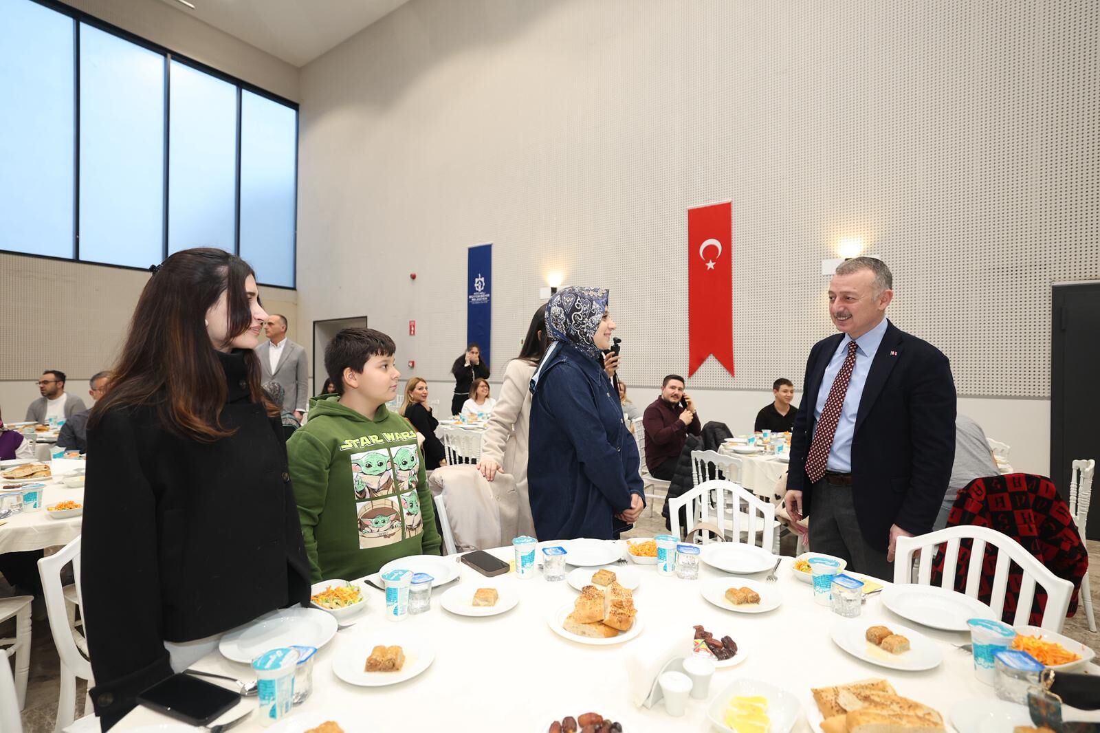 Büyükakin, Tip Bayrami İftarinda Sağlik Çalişanlariyla Buluştu (7)