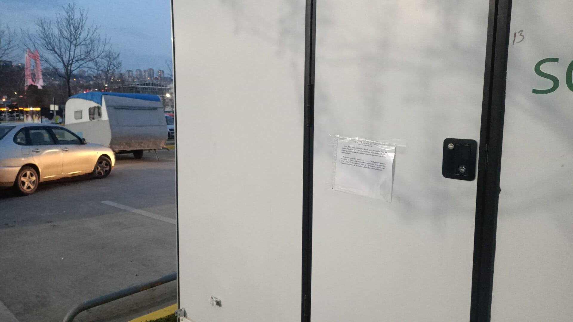 Büyükşehi̇r Beledi̇yesi̇ Nci̇ty Karavanlara Uyari Yazisini Asti (2)