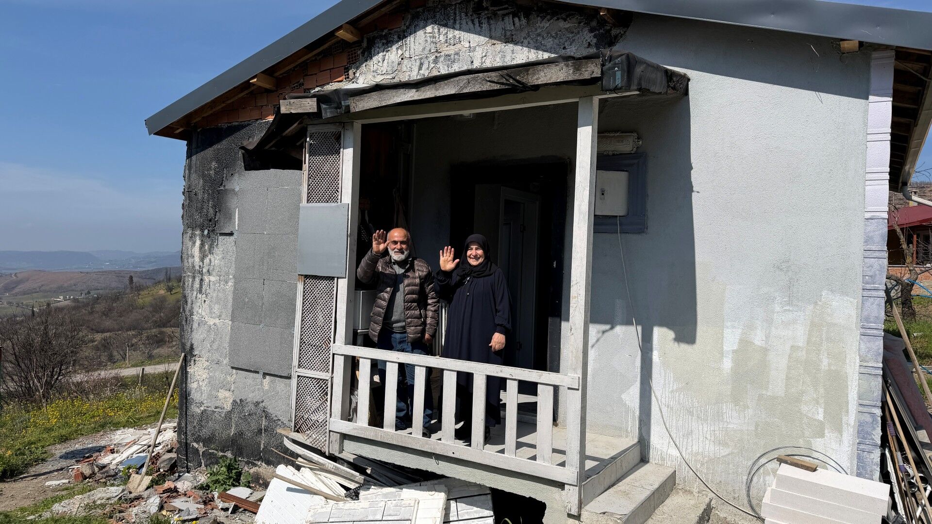 Büyükşehir, Yangın Mağduru Aileyi Ayağa Kaldırdı (1)