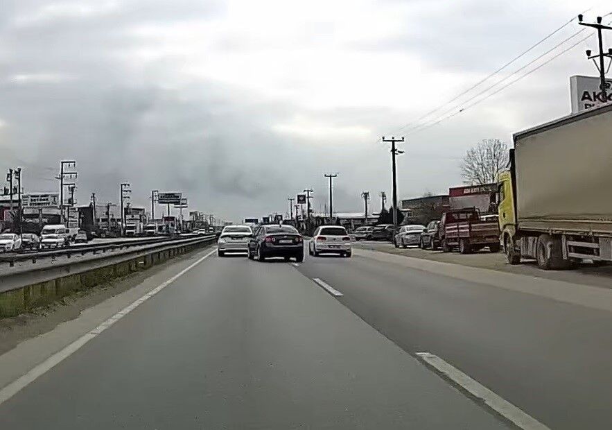 D 100’De Tehli̇keli̇ Sürüş Emni̇yet Şeri̇di̇ni̇ Kullandi, Kameraya Yakalandi (4)