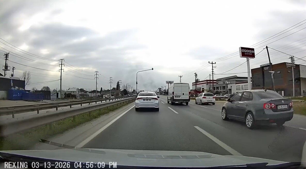 D 100’De Tehli̇keli̇ Sürüş Emni̇yet Şeri̇di̇ni̇ Kullandi, Kameraya Yakalandi (5)