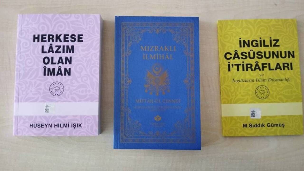 Devlet Okulunda Tari̇kat Ki̇tabi Dağitildi İddi̇asi Müdürden Şaşirtan Savunma