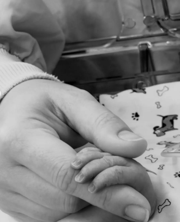 Ege Kökenli, Sosyal Medya Paylaşımıyla Anne Olduğunu Duyurdu. Geçtiğimiz Yıl Büyük Bir Kayıp Yaşayan Oyuncu, Bu Kez Sevincini “Sonunda Kızımız Evimizde” Sözleriyle Paylaştı (1)