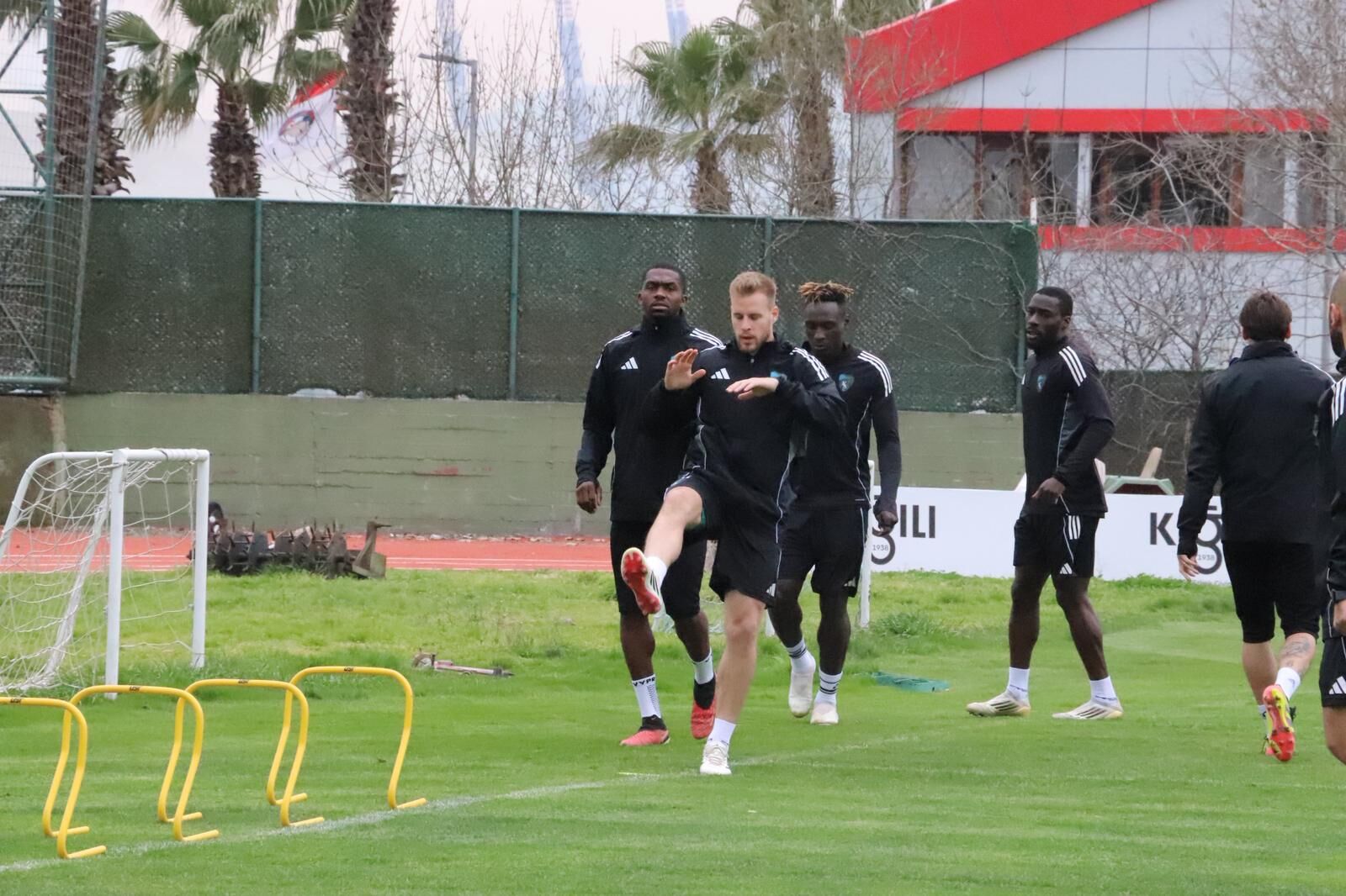 Eksi̇k Başladi! (1)-1