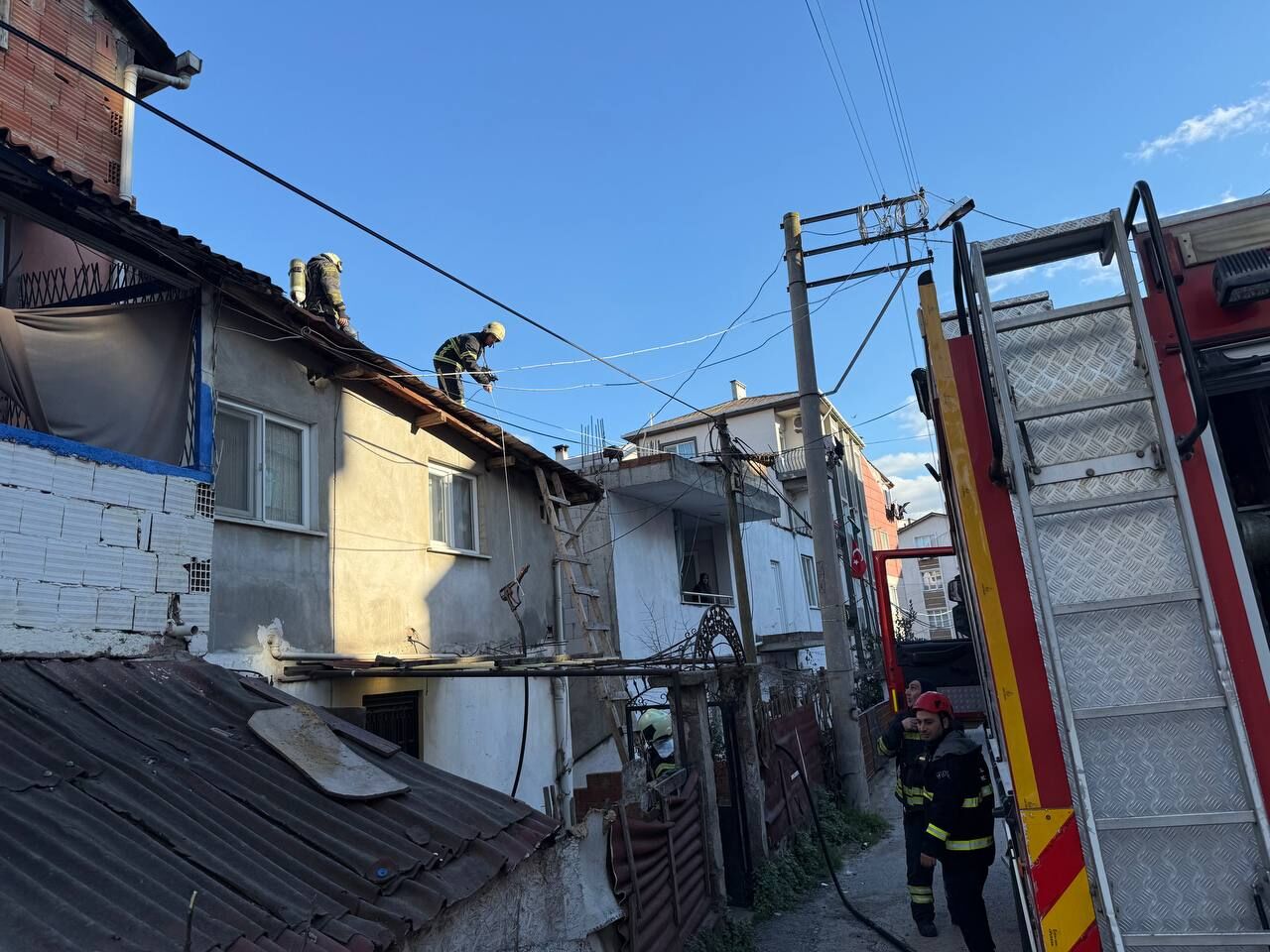 Gebze'de Korkutan Yandin! Bi̇nada Hasar Oluştu (1)