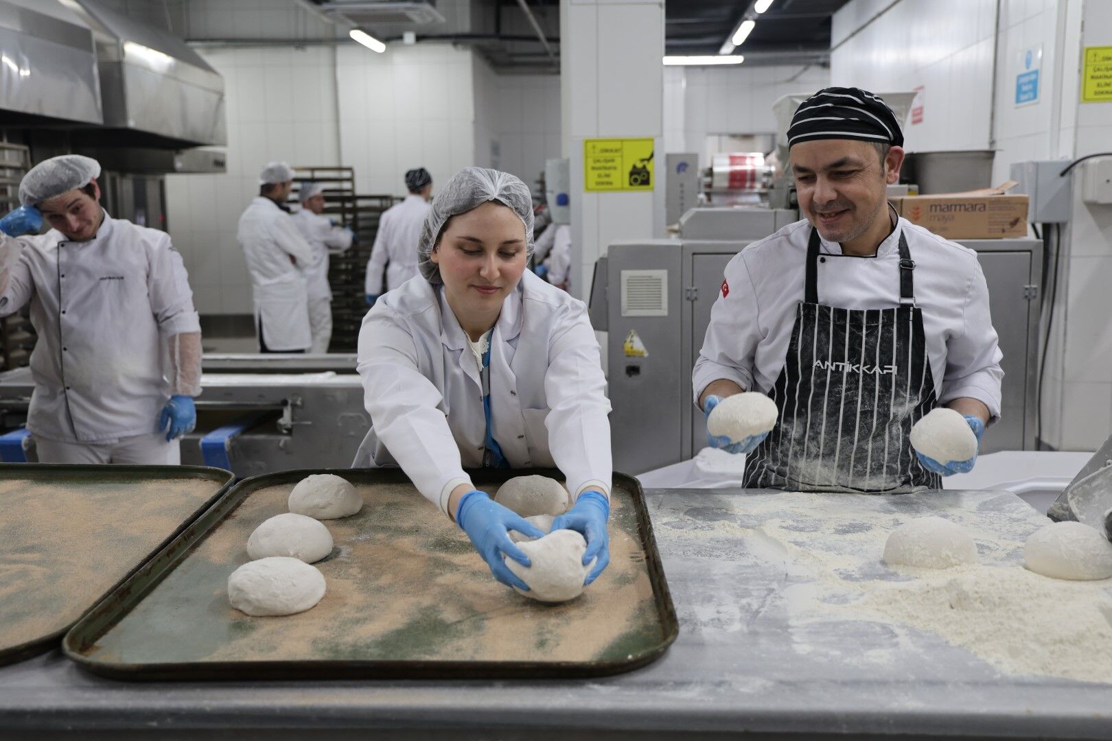 Gençler Ramazan Pi̇desi̇ Yaptilar, Kent Meydaninda Dağittilar 2