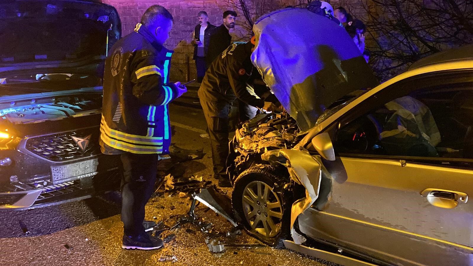 İki̇ Otomobi̇l Çarpişti, Yaralilar Var (1)-1