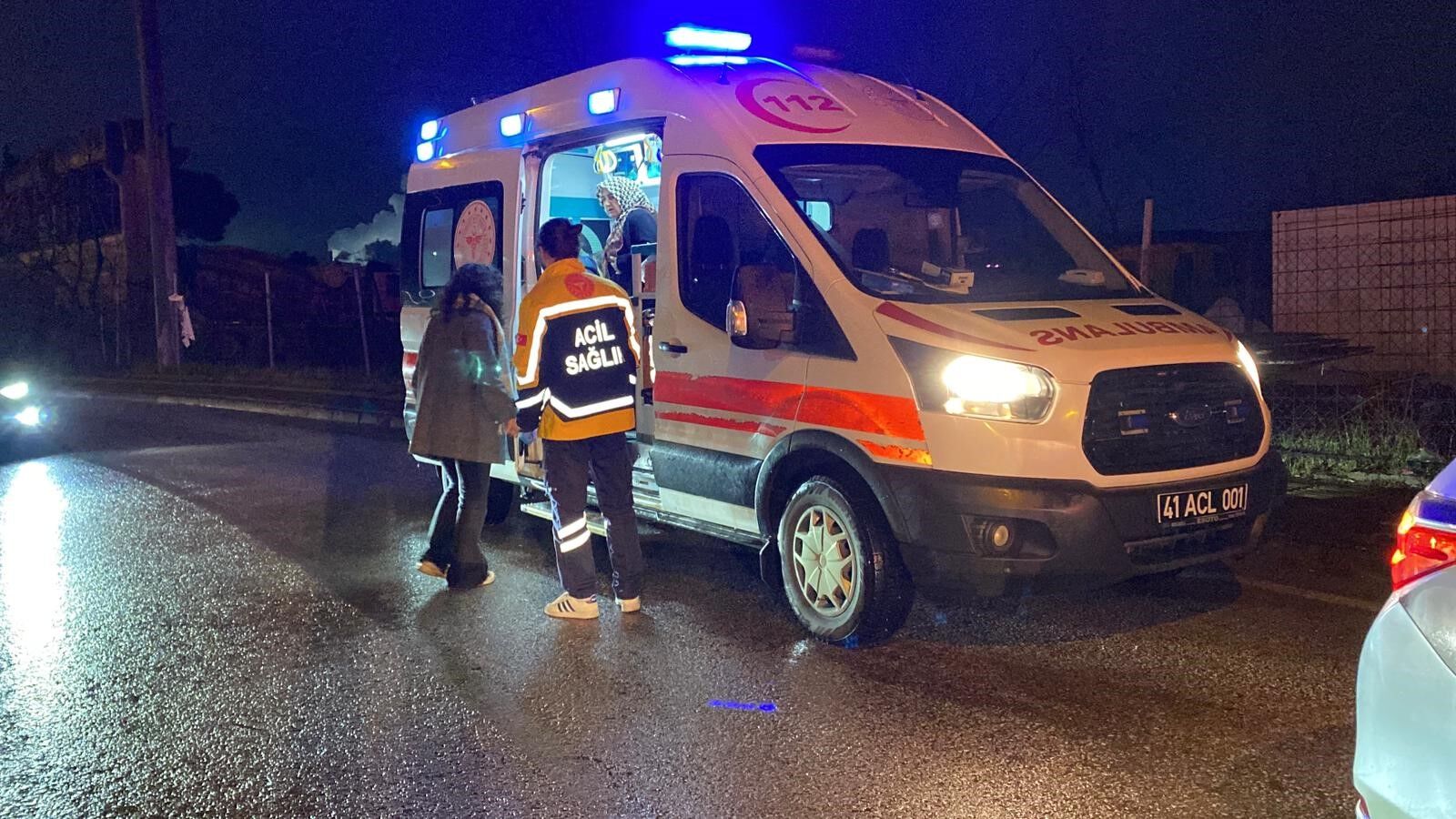 İki̇ Otomobi̇l Çarpişti, Yaralilar Var (3)