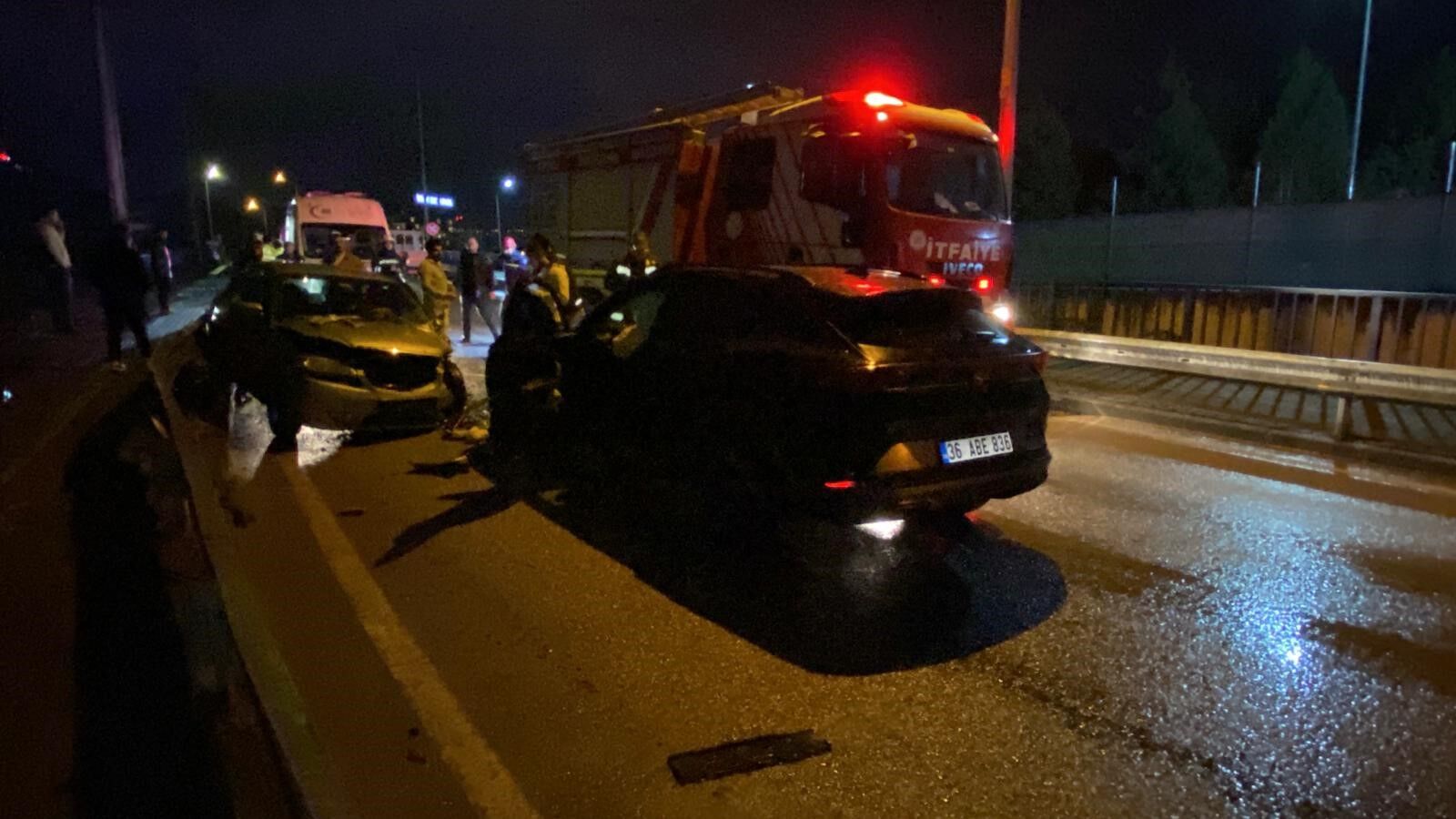 İki̇ Otomobi̇l Çarpişti, Yaralilar Var (4)